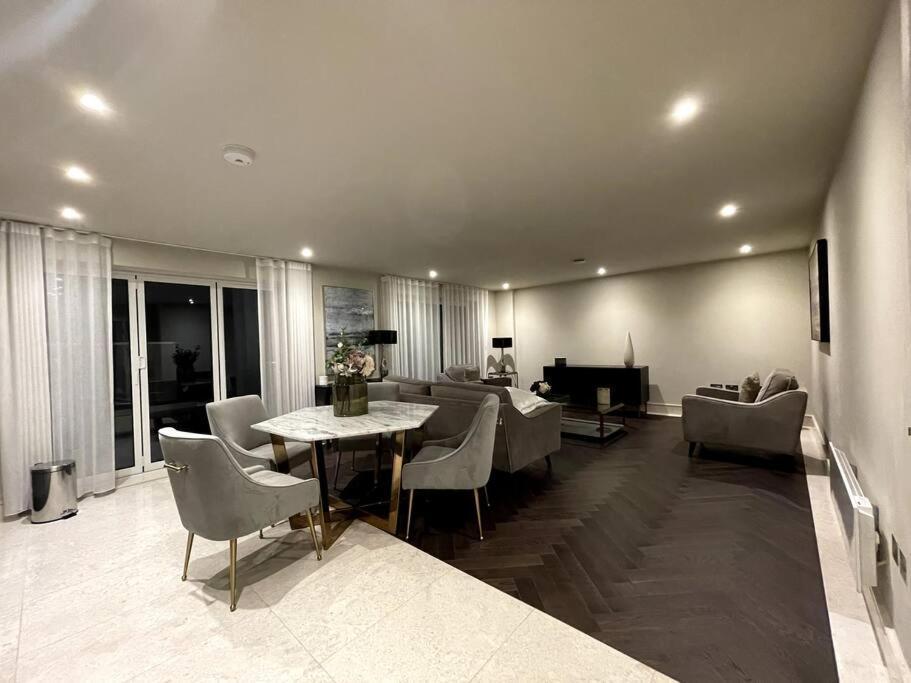 2Br Urban Vista Retreat Chcl F7 Apartment Chigwell Exterior photo