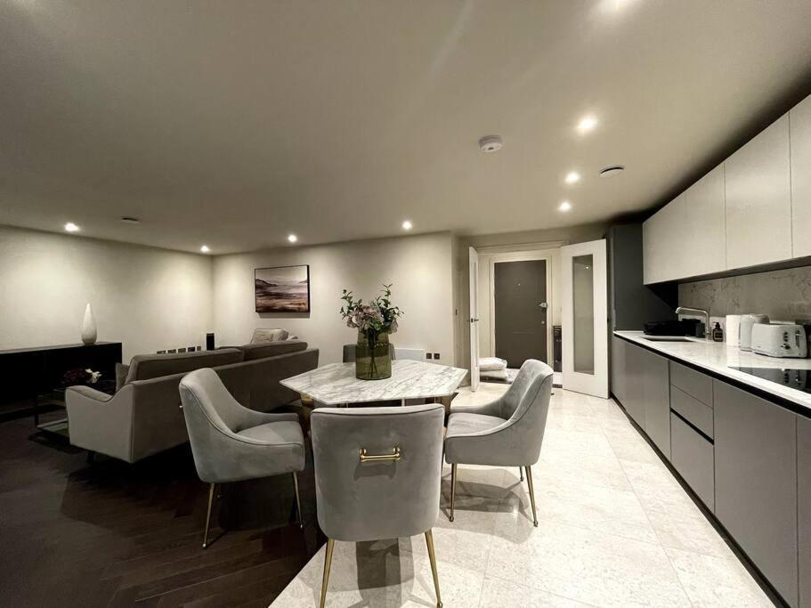 2Br Urban Vista Retreat Chcl F7 Apartment Chigwell Exterior photo