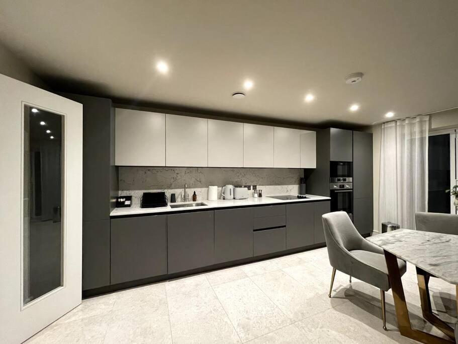 2Br Urban Vista Retreat Chcl F7 Apartment Chigwell Exterior photo